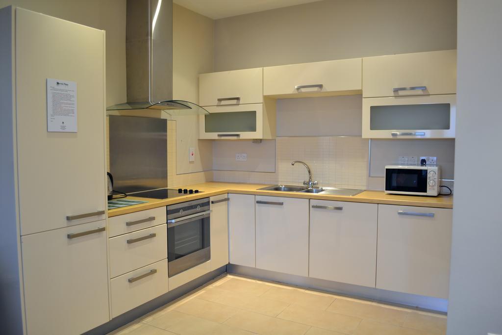 Carrick Plaza Suites And Apartments Екстериор снимка