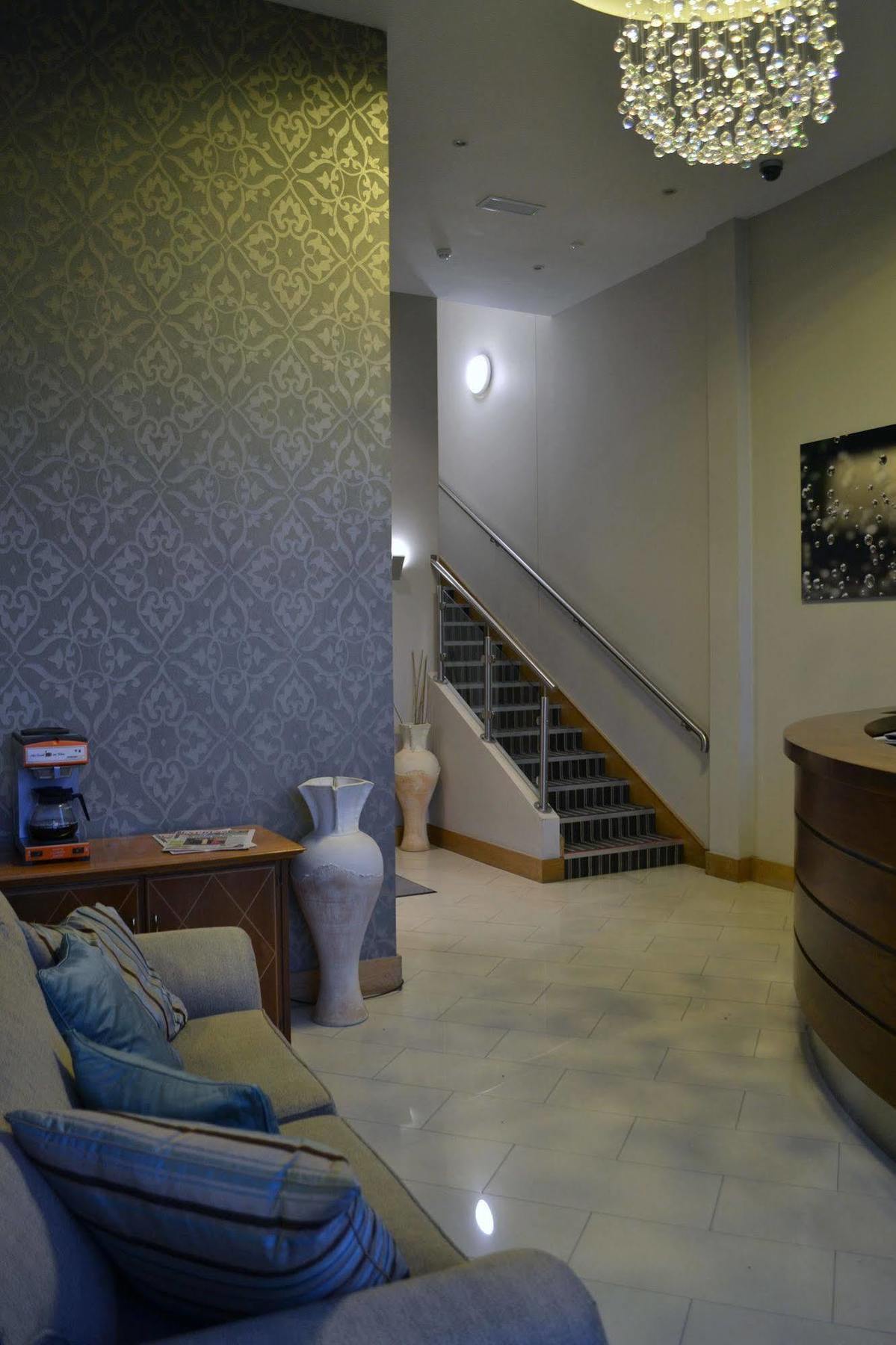 Carrick Plaza Suites And Apartments Екстериор снимка