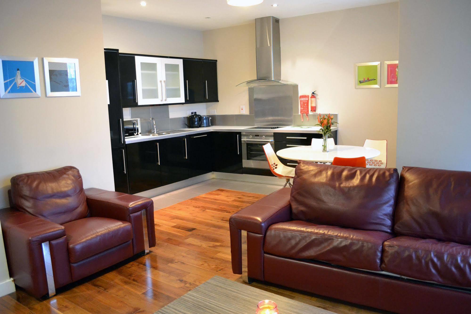 Carrick Plaza Suites And Apartments Екстериор снимка