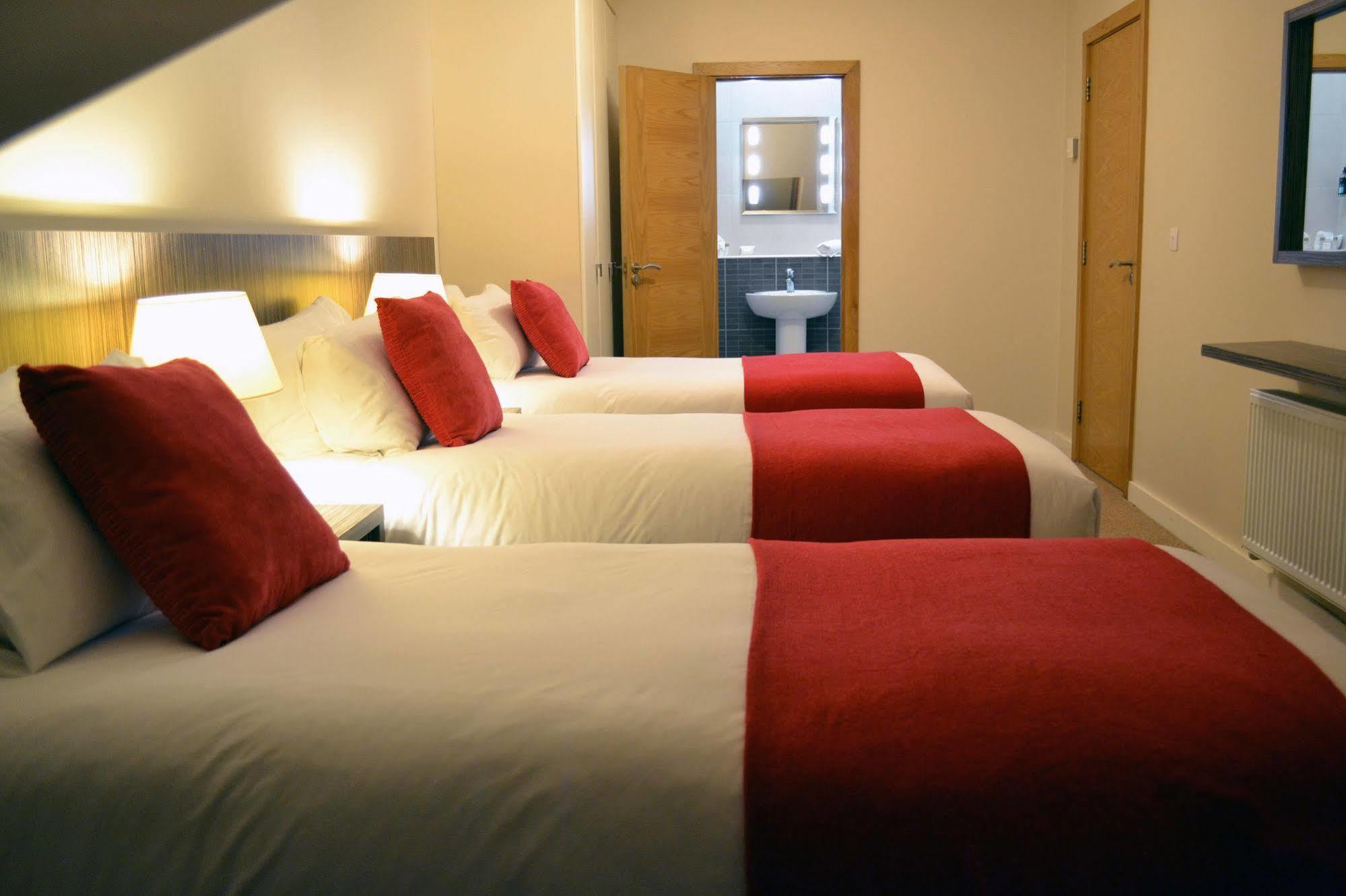 Carrick Plaza Suites And Apartments Екстериор снимка