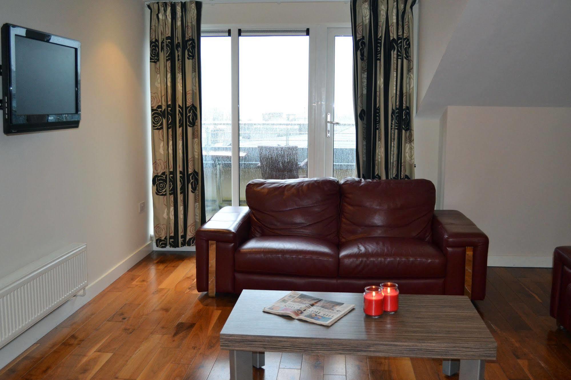 Carrick Plaza Suites And Apartments Екстериор снимка