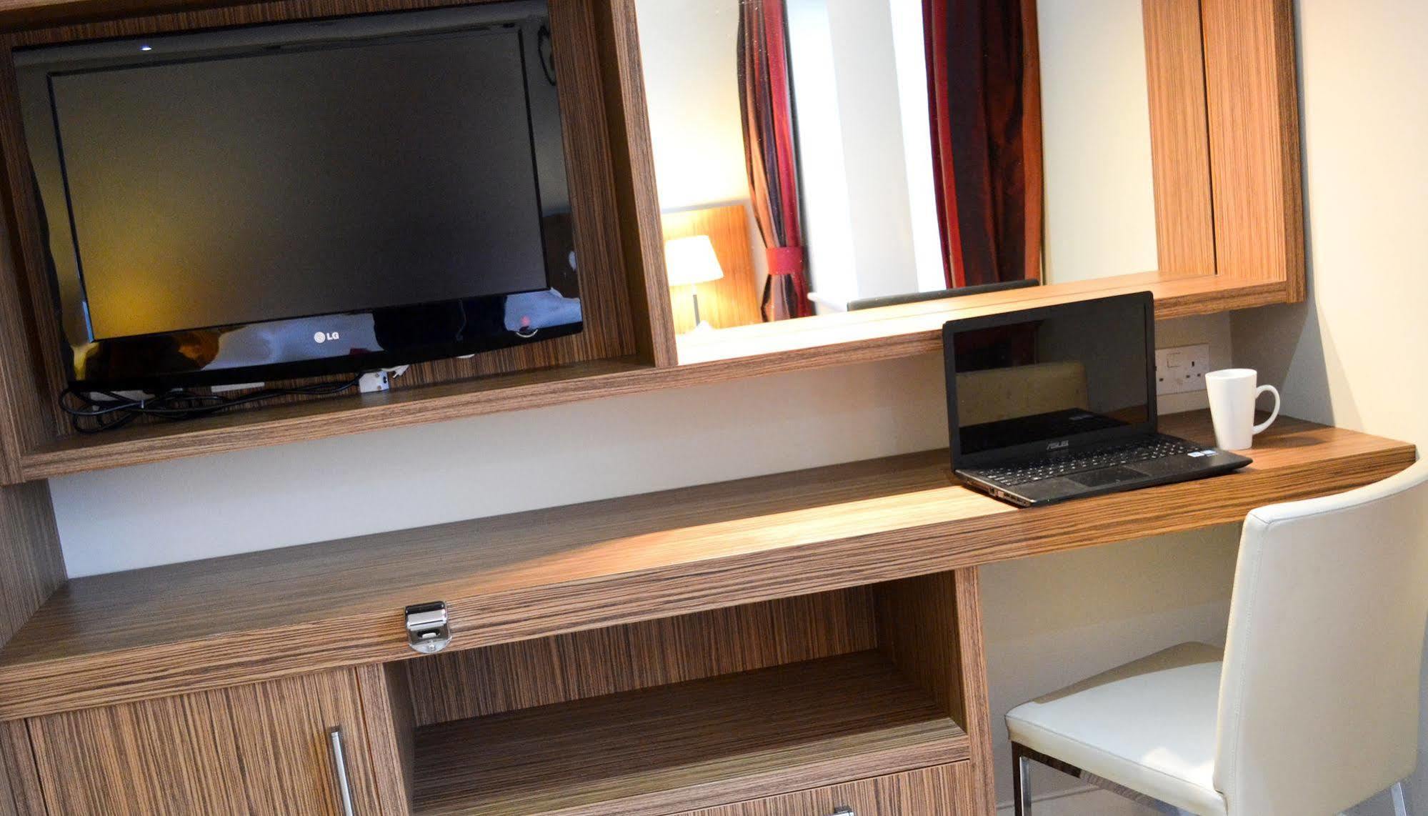 Carrick Plaza Suites And Apartments Екстериор снимка