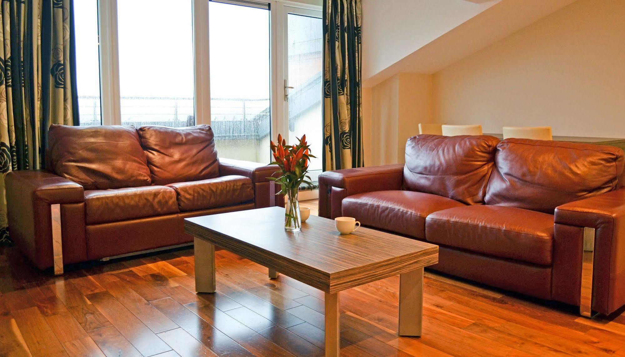 Carrick Plaza Suites And Apartments Екстериор снимка