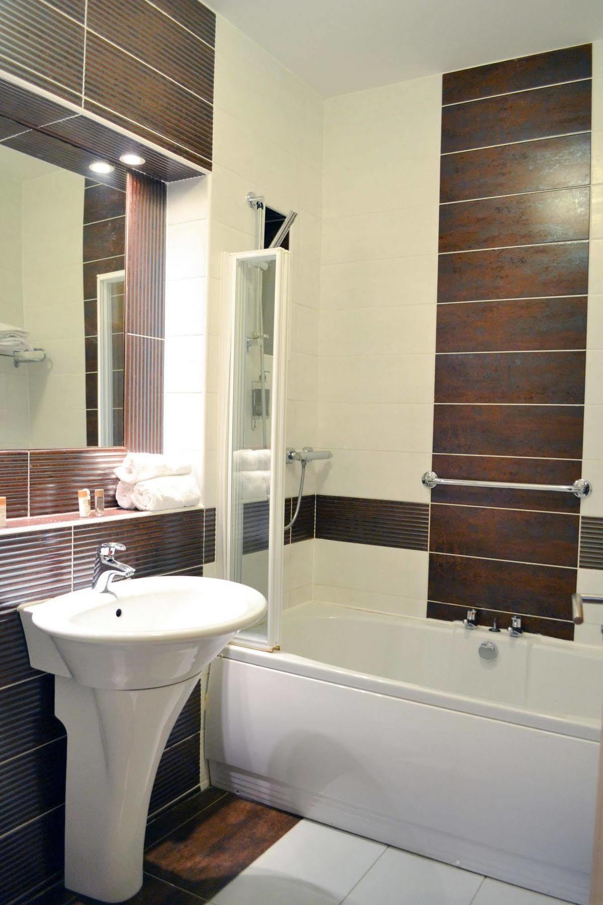 Carrick Plaza Suites And Apartments Екстериор снимка