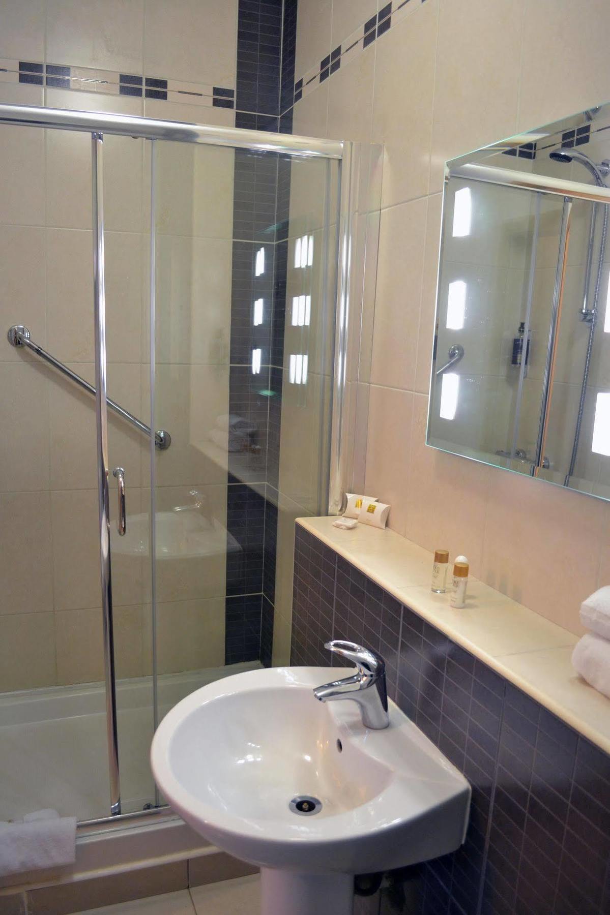 Carrick Plaza Suites And Apartments Екстериор снимка