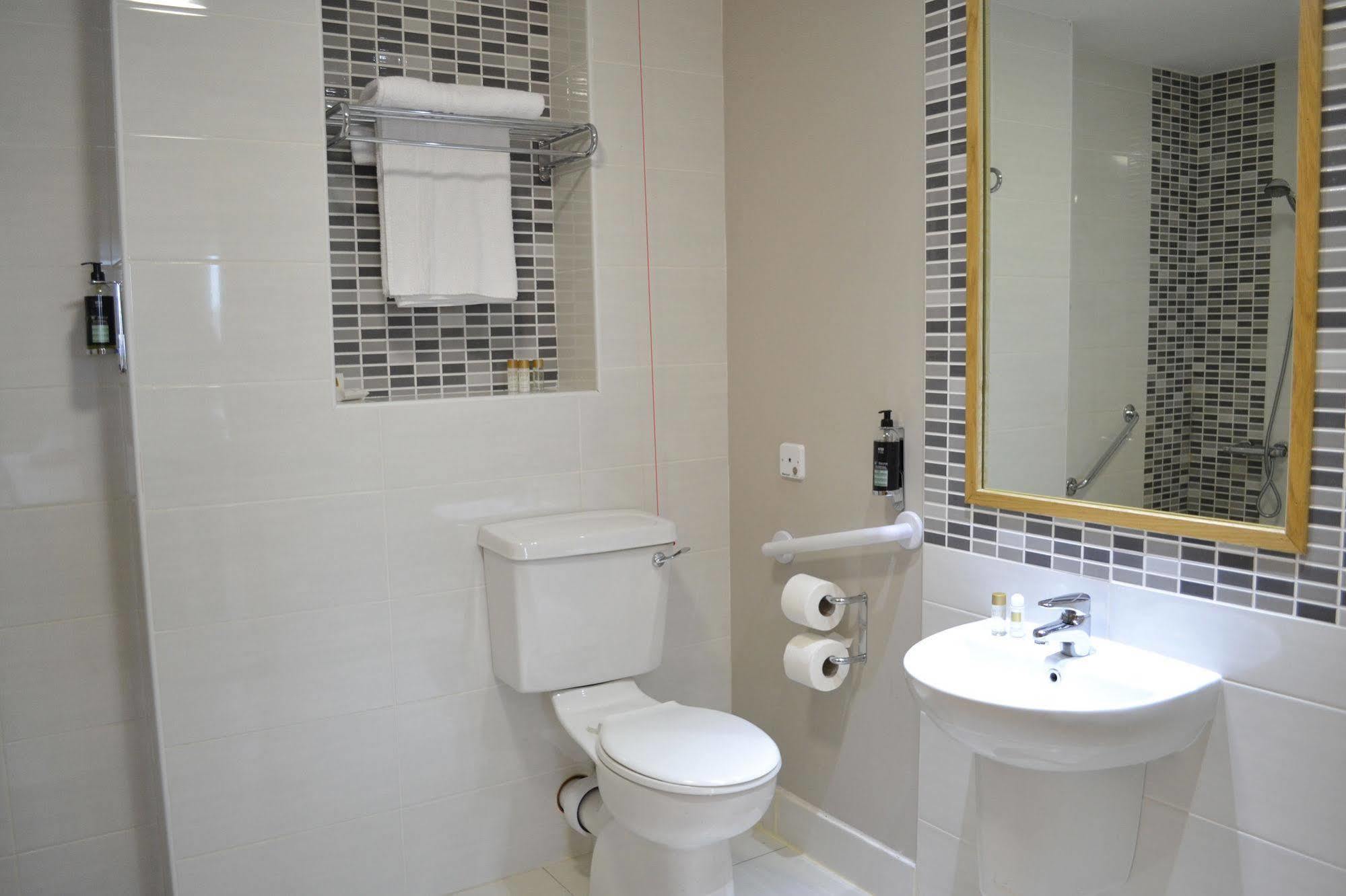 Carrick Plaza Suites And Apartments Екстериор снимка