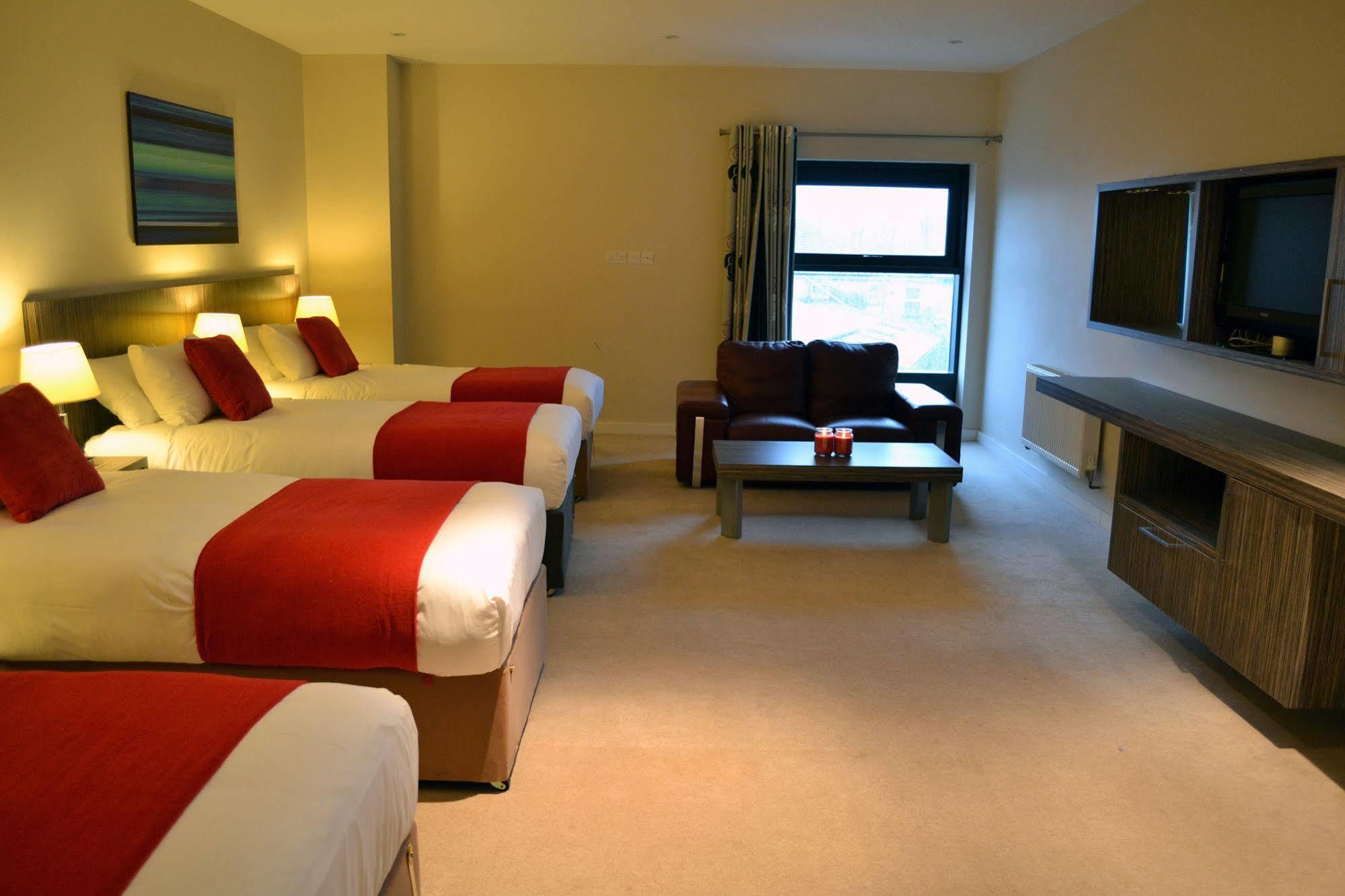 Carrick Plaza Suites And Apartments Екстериор снимка