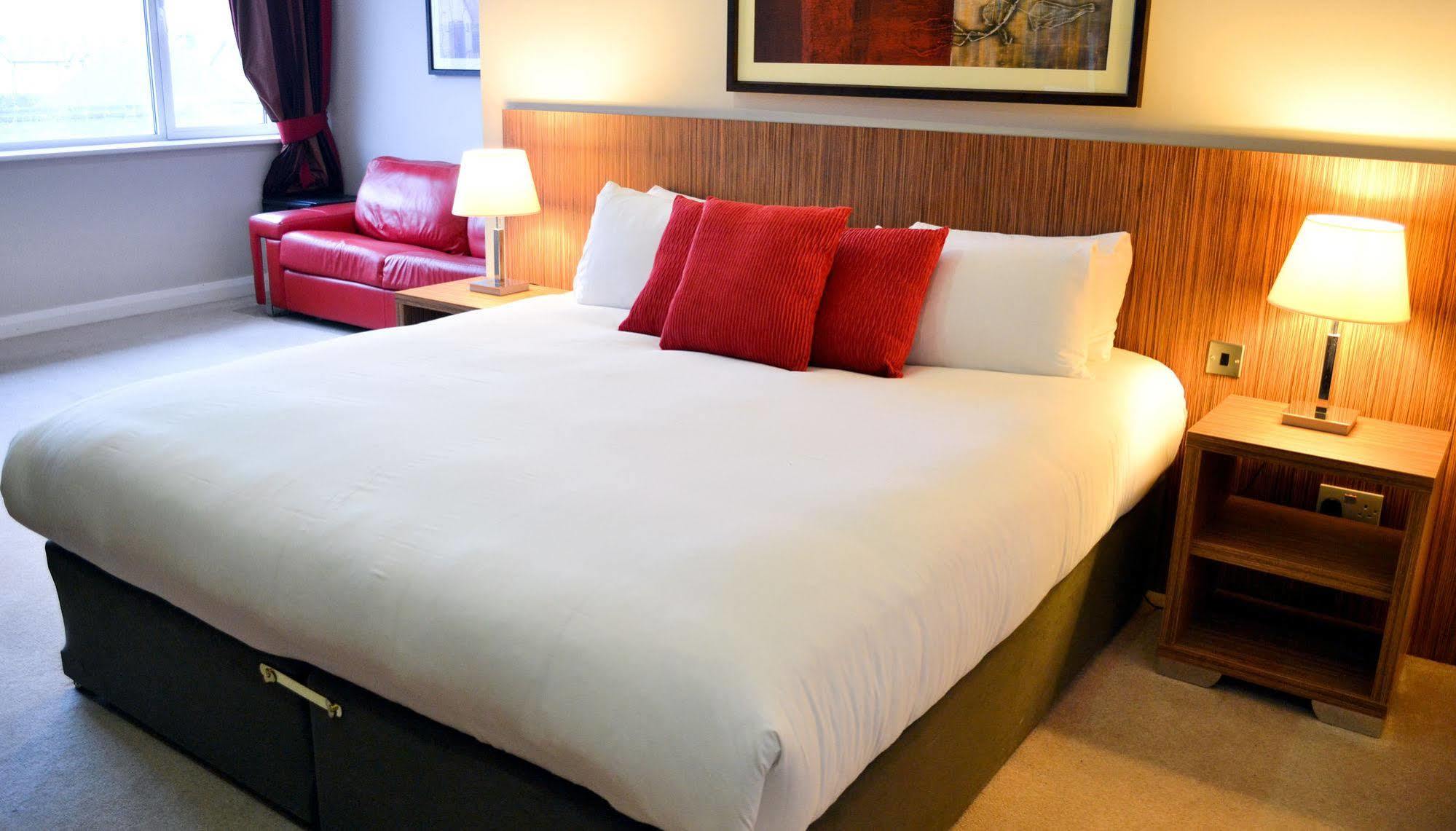 Carrick Plaza Suites And Apartments Екстериор снимка