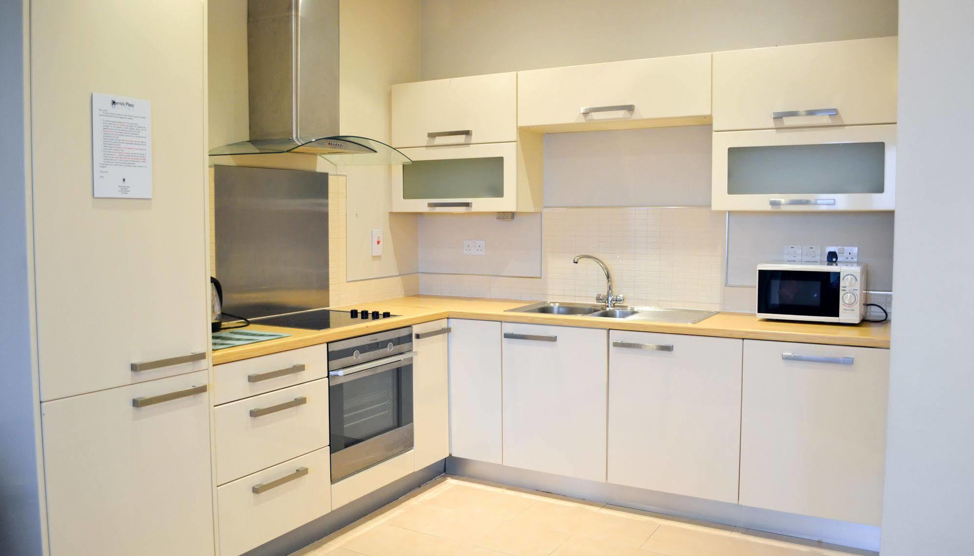 Carrick Plaza Suites And Apartments Екстериор снимка